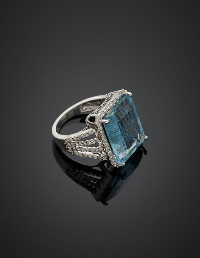 Importante BAGUE en or gris (750‰) ajouré, serti d'une aigue-marine rectangulai…