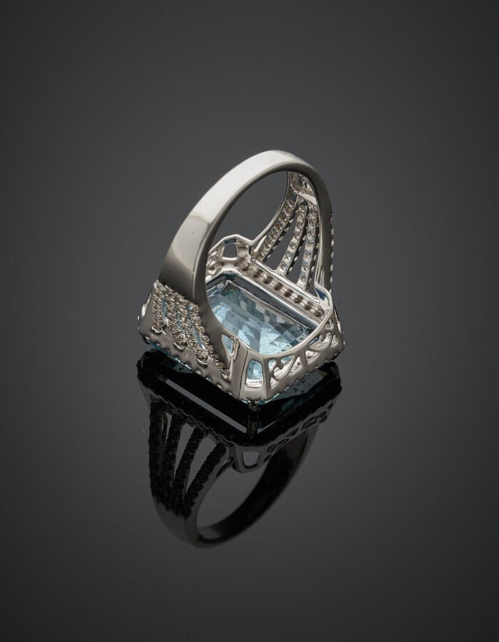 Importante BAGUE en or gris (750‰) ajouré, serti d'une aigue-marine rectangulai…