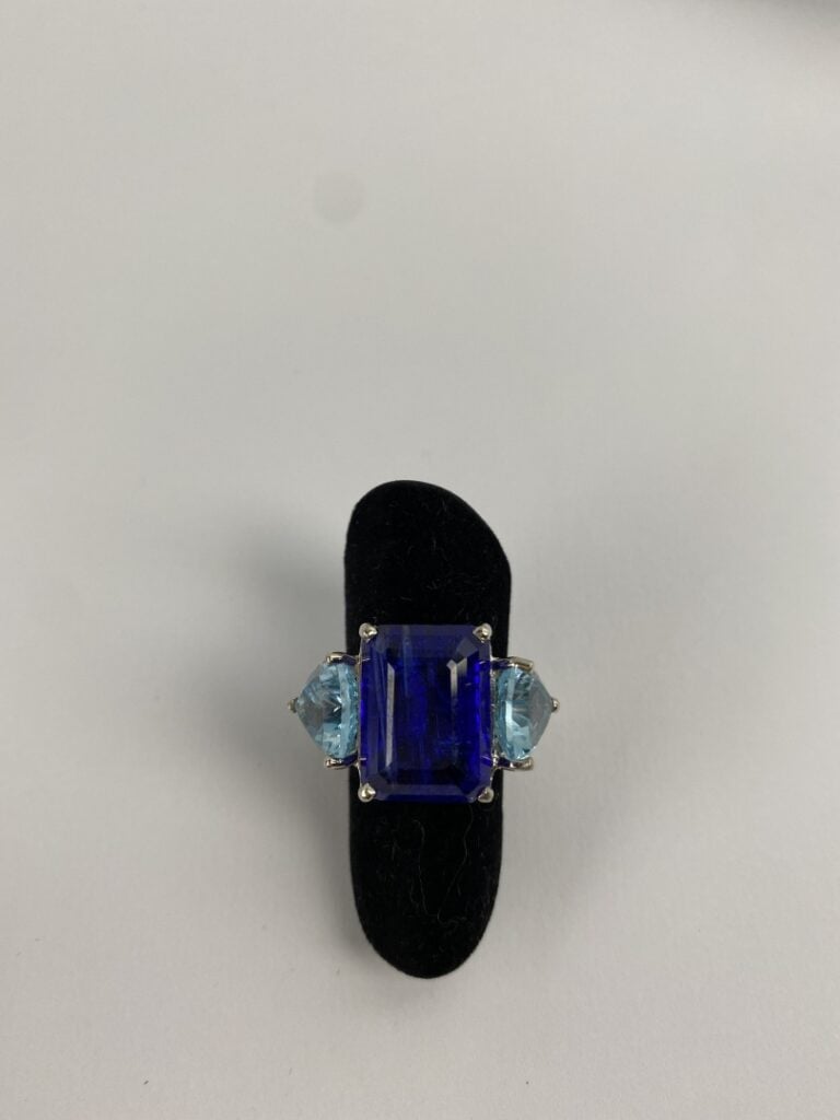Importante bague en or gris (750) ornée d'une tanzanite de taille émeraude, épa…