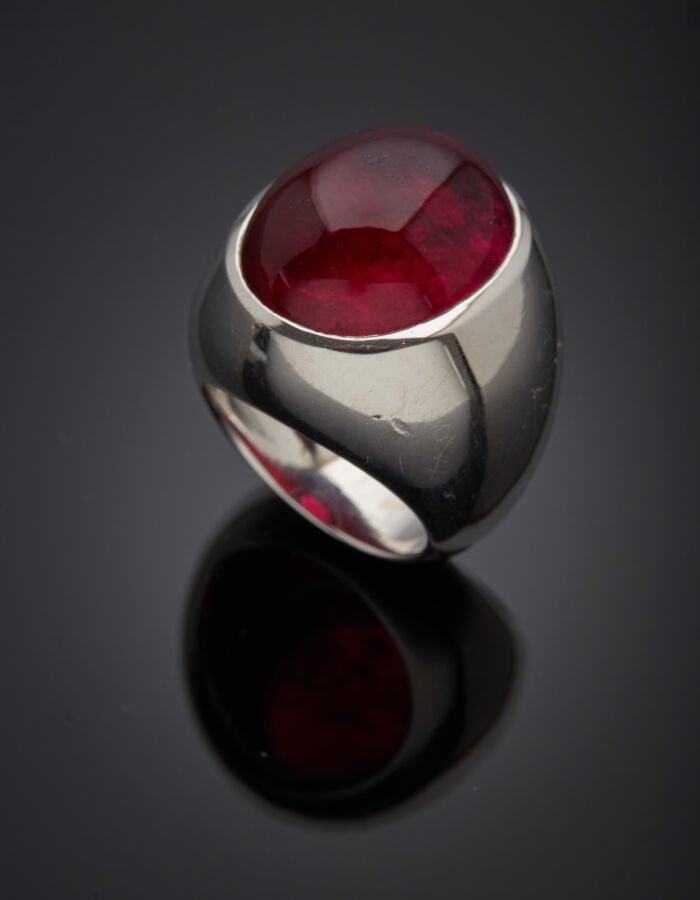 Importante BAGUE en or gris (750‰) serti d'une rubellite (tourmaline rose) cabo…