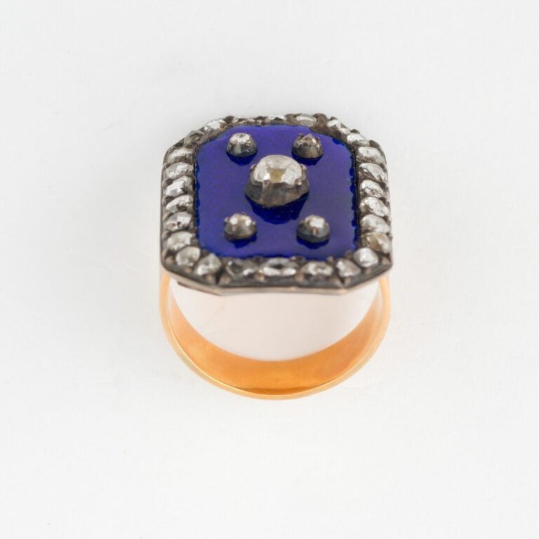 Importante bague en or jaune (750) et argent (min. 800), le plateau octogonal é…