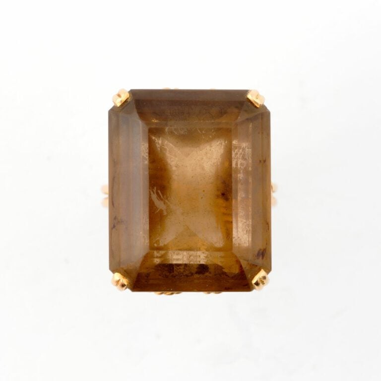 Importante bague en or jaune (750) ornée d'un quartz fumé rectangulaire taillé…