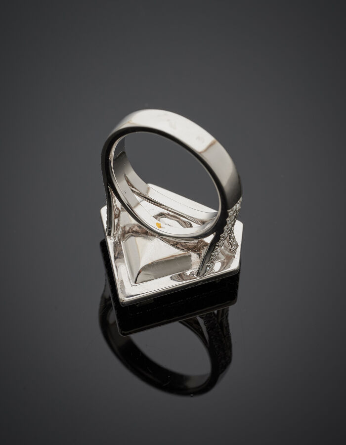 Importante BAGUE en platine (950‰) serti d'un diamant taille fantaisie de forme…