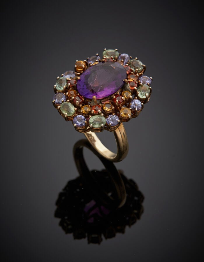 Importante BAGUE en vermeil (min. 800‰) ajouré, centrée d'une améthyste de form…