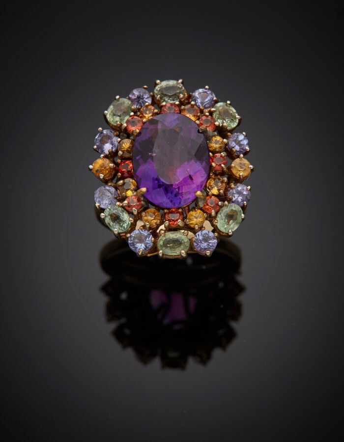 Importante BAGUE en vermeil (min. 800‰) ajouré, centrée d'une améthyste de form…
