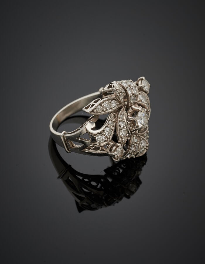 Importante BAGUE « fleurs stylisée » en platine (min. 800‰) ajouré, serti d'un…