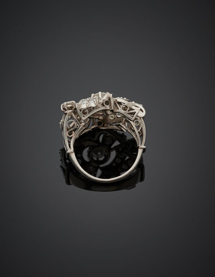 Importante BAGUE « fleurs stylisée » en platine (min. 800‰) ajouré, serti d'un…