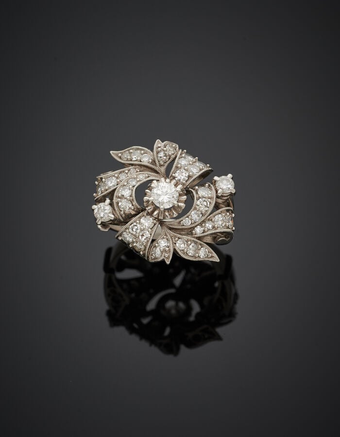 Importante BAGUE « fleurs stylisée » en platine (min. 800‰) ajouré, serti d'un…