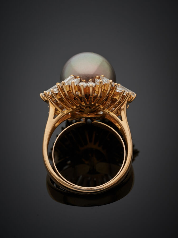 Importante BAGUE "juponnée" en or jaune et or gris (750‰) orné d'une perle de c…