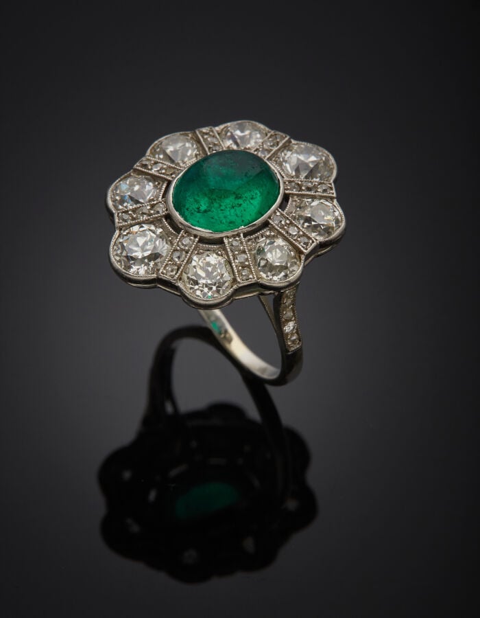 Importante BAGUE "marguerite" en platine (950‰) serti d'une émeraude cabochon d…