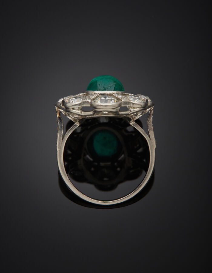 Importante BAGUE "marguerite" en platine (950‰) serti d'une émeraude cabochon d…
