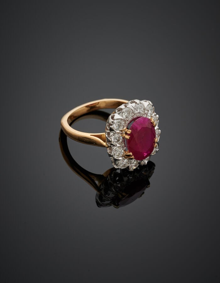Importante BAGUE « marguerite » or jaune et or gris (750‰) serti d'un rubis BIR…