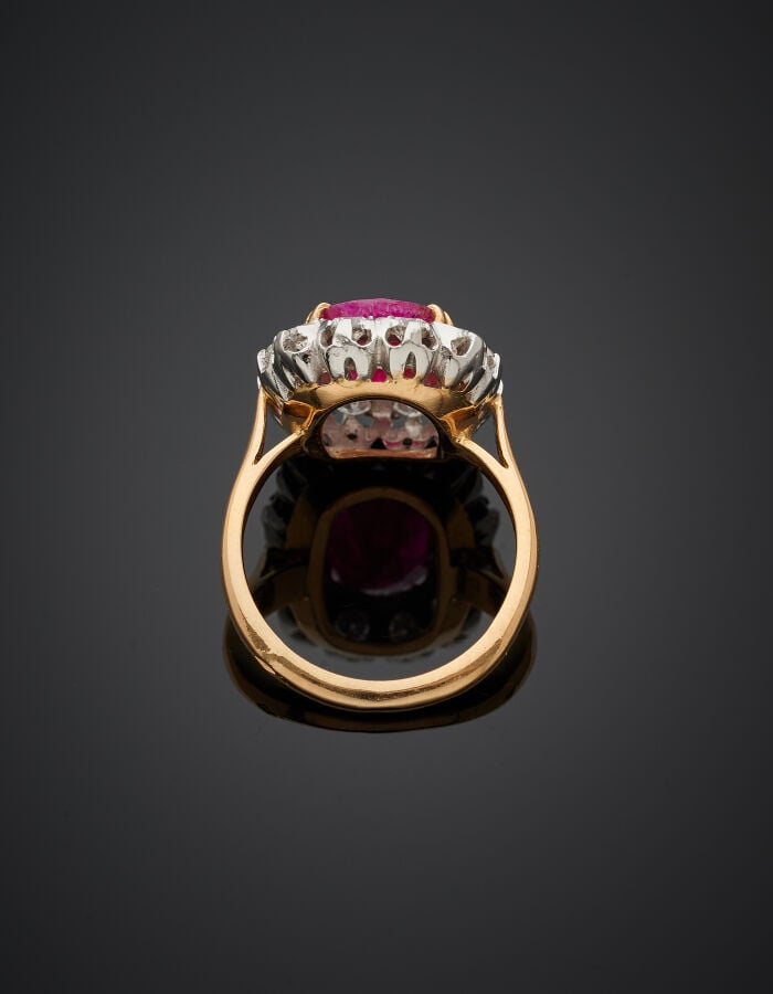Importante BAGUE « marguerite » or jaune et or gris (750‰) serti d'un rubis BIR…