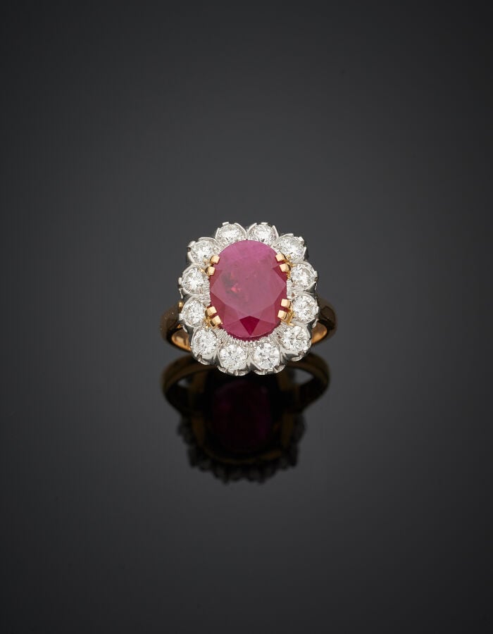 Importante BAGUE « marguerite » or jaune et or gris (750‰) serti d'un rubis BIR…