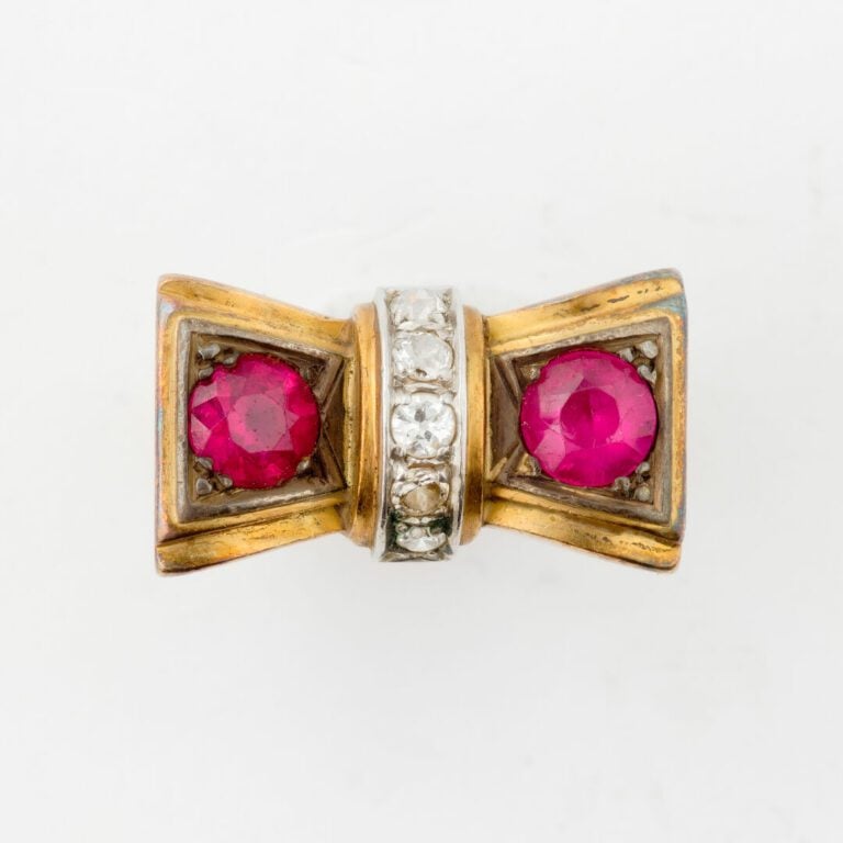 Importante bague Noeud en ors jaune et gris (750) centrée d'une ligne de diaman…