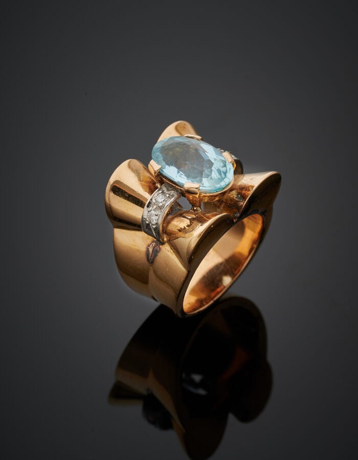 Importante BAGUE "noeud" stylisée, en platine (950‰) et or rose (750‰) bombé, a…