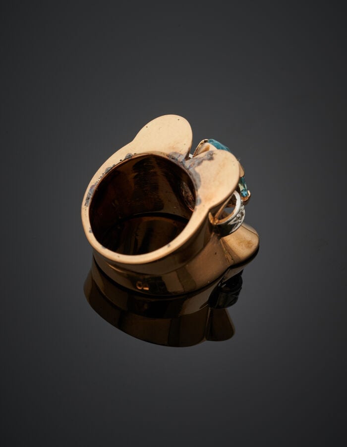 Importante BAGUE "noeud" stylisée, en platine (950‰) et or rose (750‰) bombé, a…