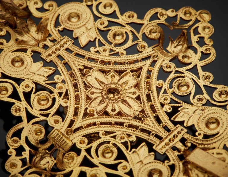 . Importante CEINTURE en métal doré ciselé et ajouré, à maillons losangiques, l…