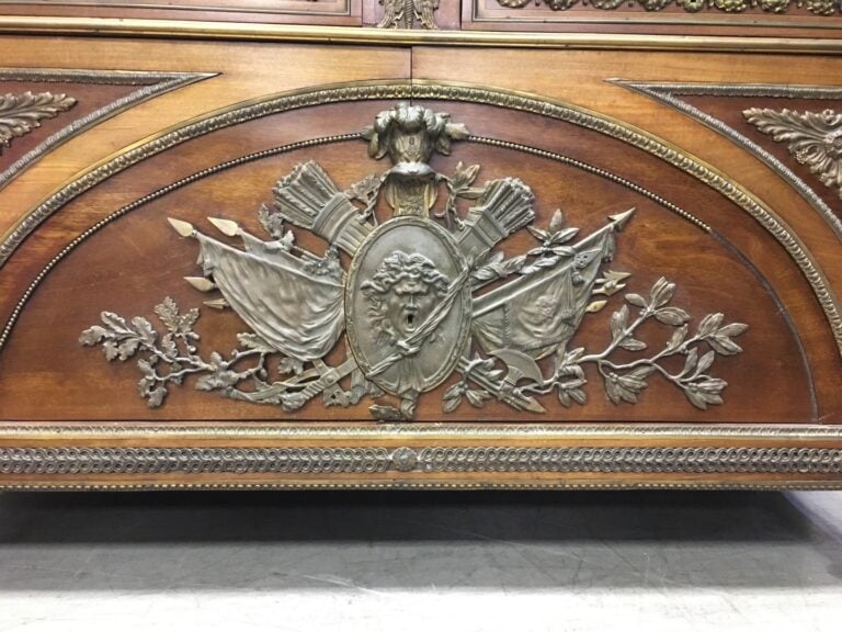 IMPORTANTE COMMODE DITE "AUX FAISCEAUX DE LICTEURS ET AUX TROPHEES", d'après la…