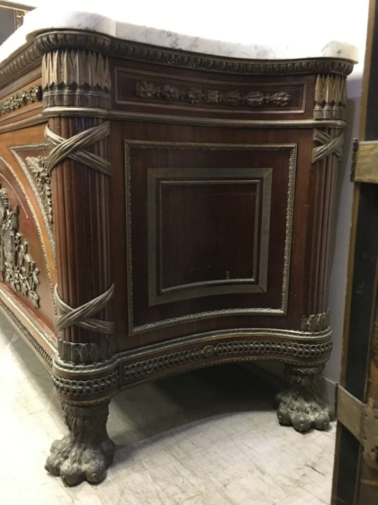 IMPORTANTE COMMODE DITE "AUX FAISCEAUX DE LICTEURS ET AUX TROPHEES", d'après la…