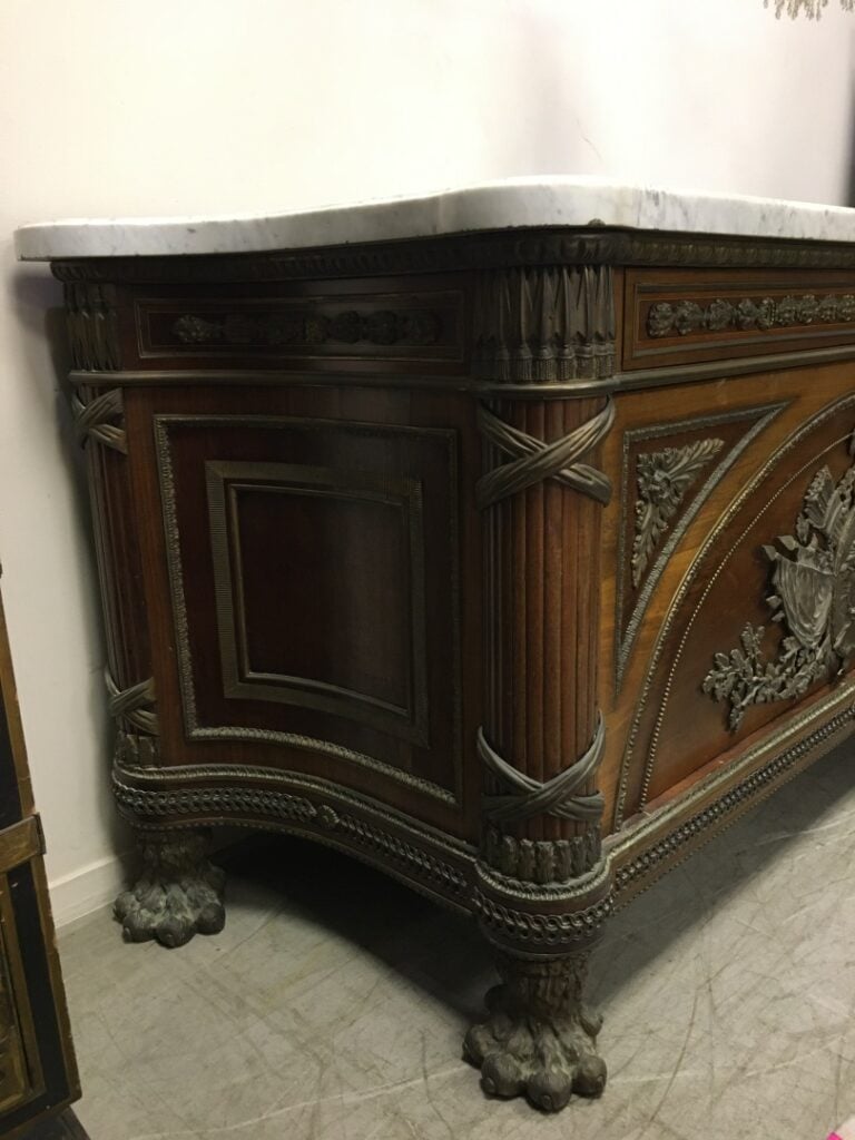IMPORTANTE COMMODE DITE "AUX FAISCEAUX DE LICTEURS ET AUX TROPHEES", d'après la…