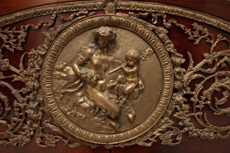 Importante commode en acajou, ouvrant par deux tiroirs en ceinture et deux vant…