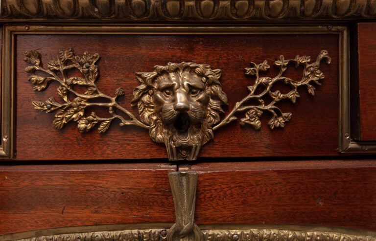 Importante commode en acajou, ouvrant par deux tiroirs en ceinture et deux vant…