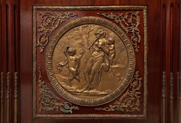 Importante commode en acajou, ouvrant par deux tiroirs en ceinture et deux vant…