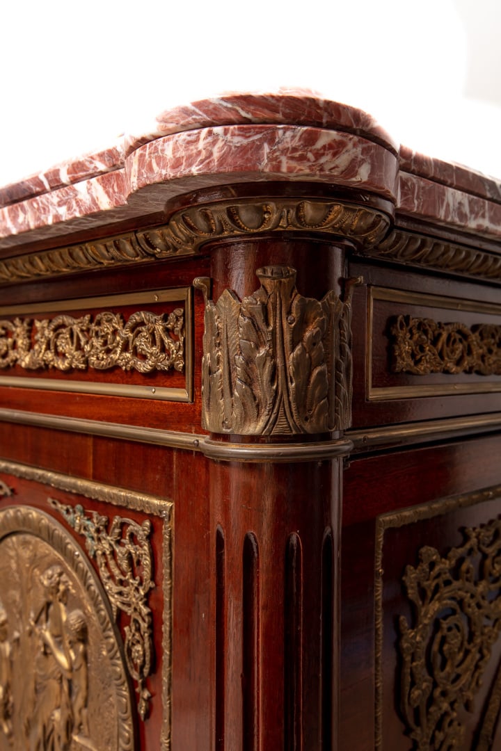 Importante commode en acajou, ouvrant par deux tiroirs en ceinture et deux vant…