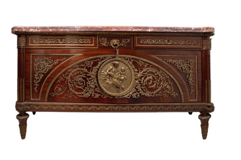 Importante commode en acajou, ouvrant par deux tiroirs en ceinture et deux vant…