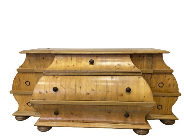 Importante commode en bois clair à façade ventrue ouvrant par sept tiroirs et r…