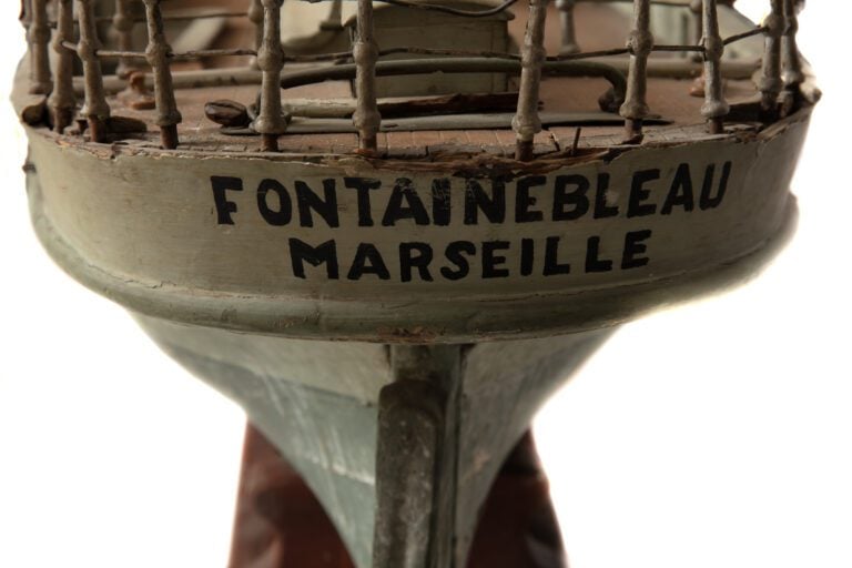 Importante maquette de bateau à voile en bois peint - Sur la poupe est inscrit…