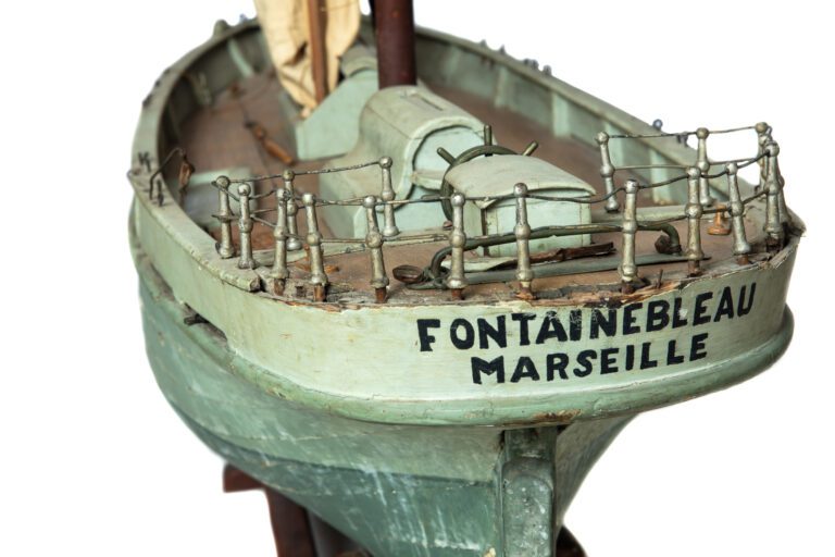 Importante maquette de bateau à voile en bois peint - Sur la poupe est inscrit…