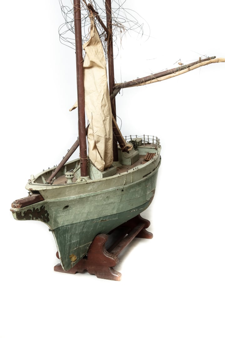 Importante maquette de bateau à voile en bois peint - Sur la poupe est inscrit…