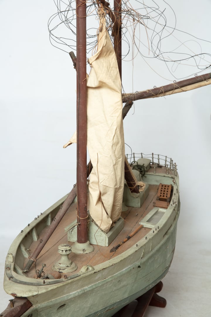 Importante maquette de bateau à voile en bois peint - Sur la poupe est inscrit…