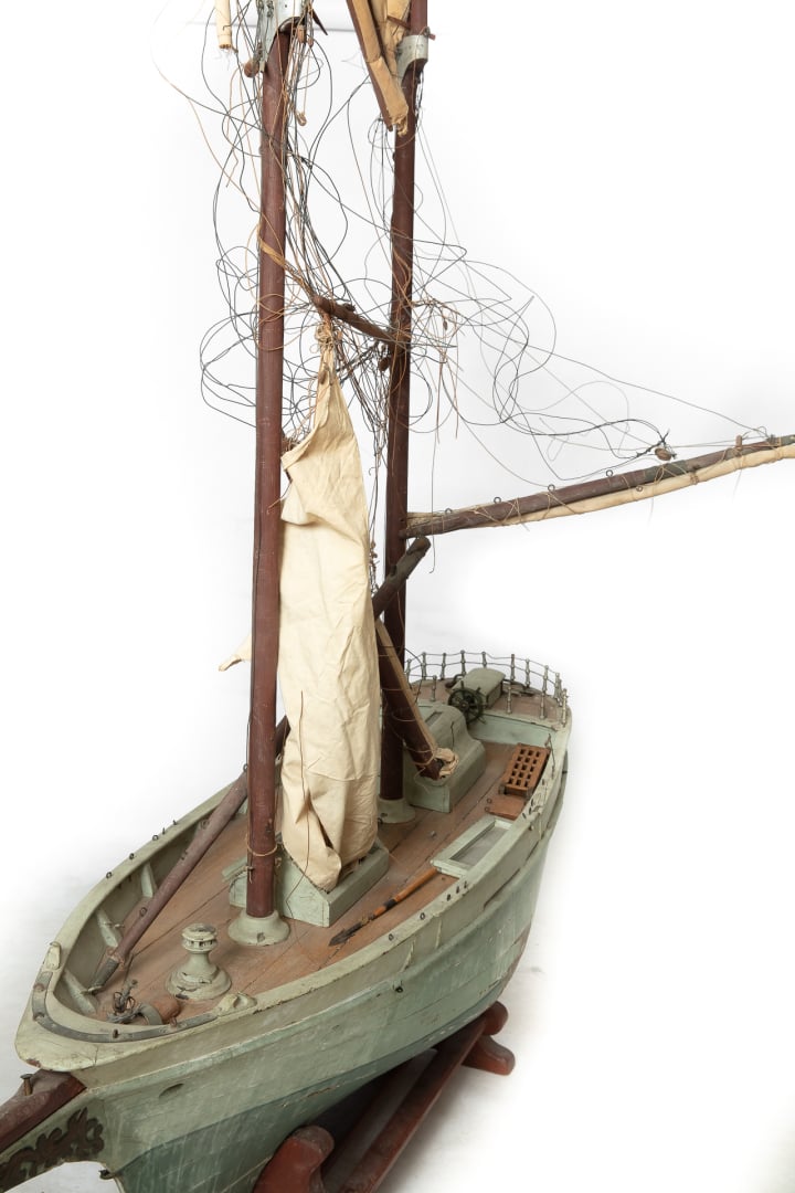 Importante maquette de bateau à voile en bois peint - Sur la poupe est inscrit…