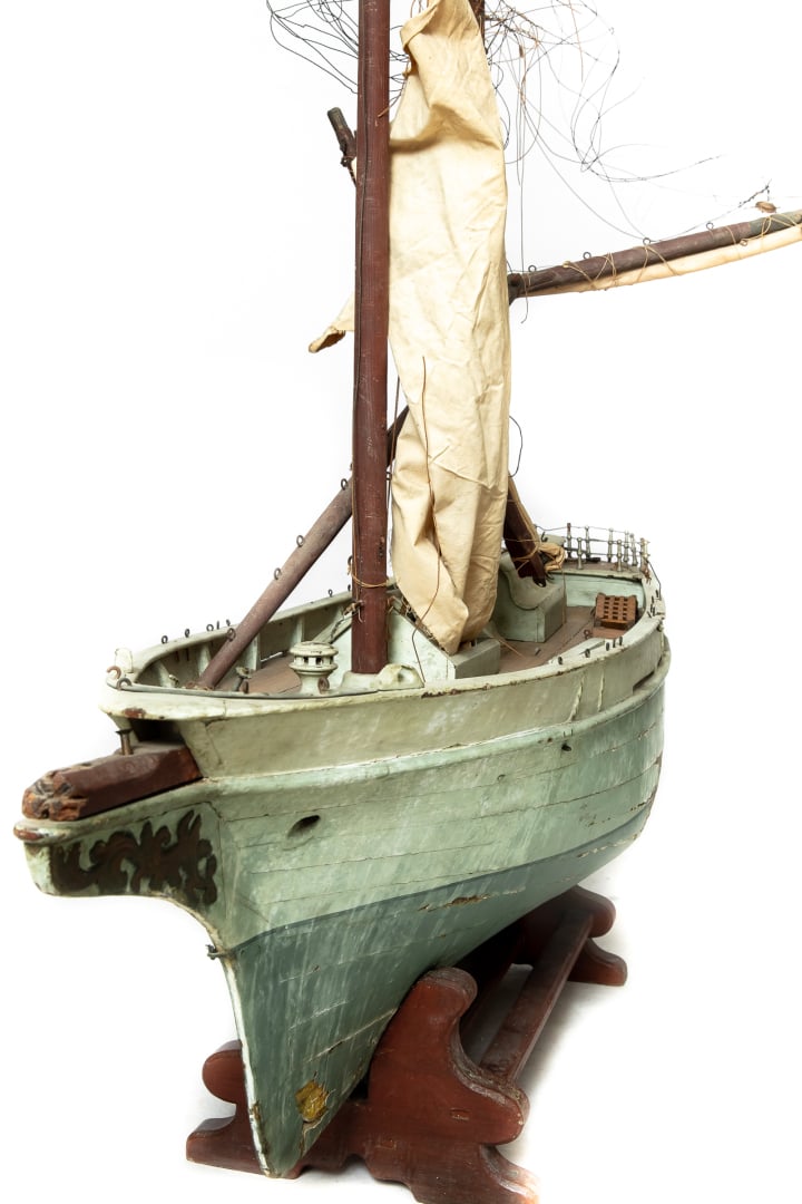 Importante maquette de bateau à voile en bois peint - Sur la poupe est inscrit…