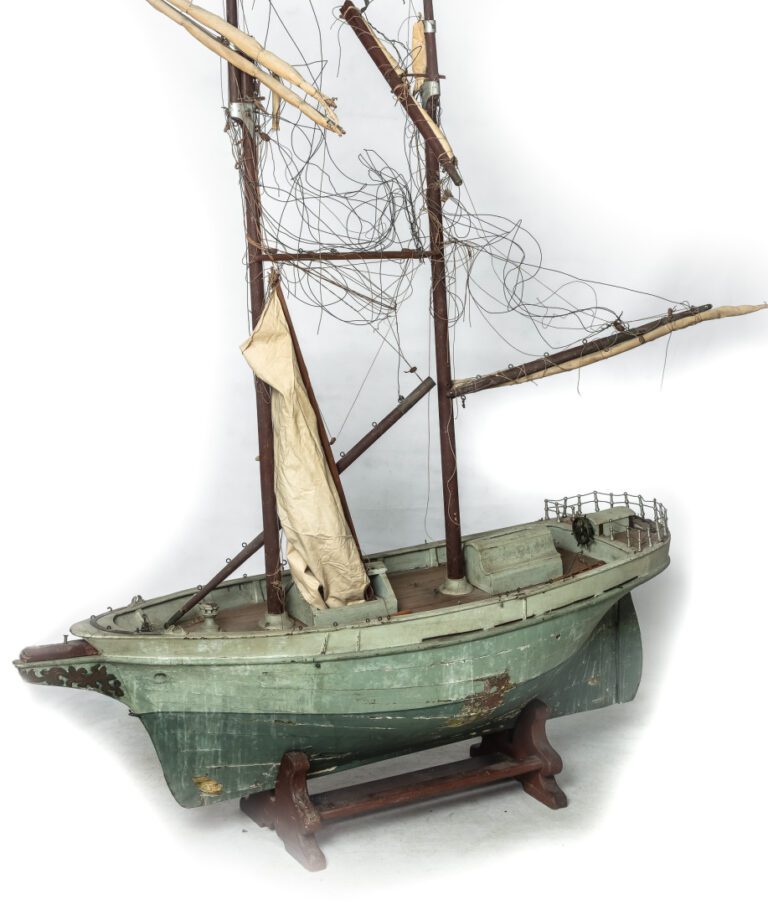 Importante maquette de bateau à voile en bois peint - Sur la poupe est inscrit…