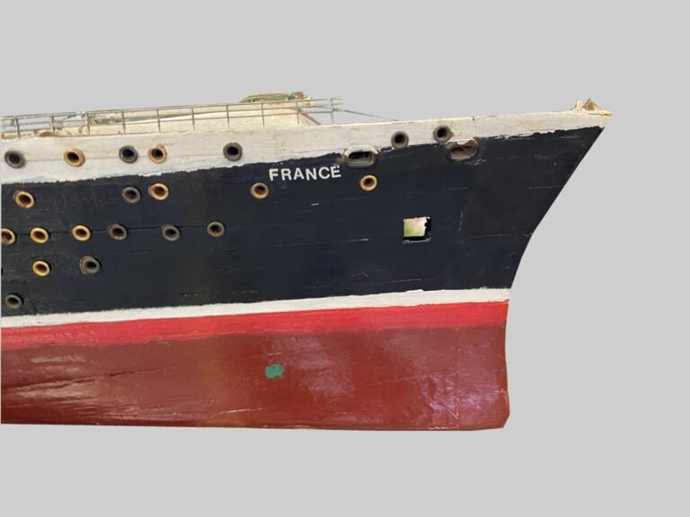 Importante maquette du paquebot transatlantique "FRANCE" en bois et métal peint…