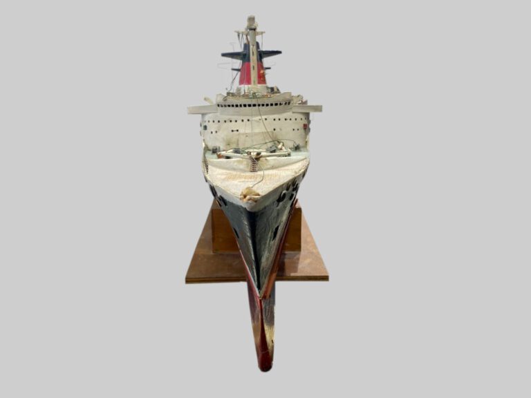 Importante maquette du paquebot transatlantique "FRANCE" en bois et métal peint…