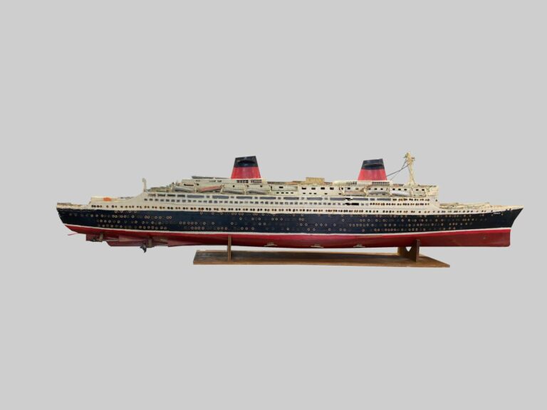 Importante maquette du paquebot transatlantique "FRANCE" en bois et métal peint…