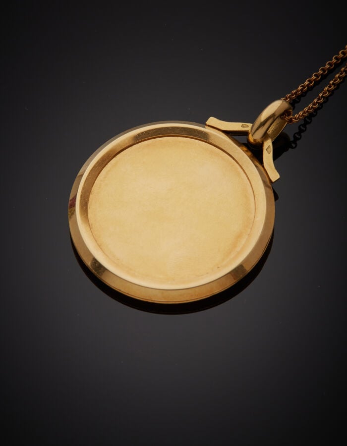 Importante MEDAILLE religieuse représentant la Vierge de profil, en or jaune et…