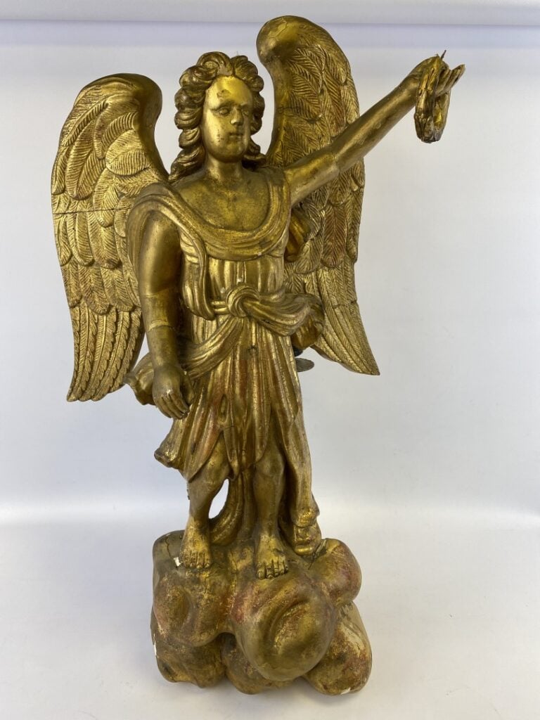 Importante paire d'anges en bois doré représentés debout ailes déployées sur un…