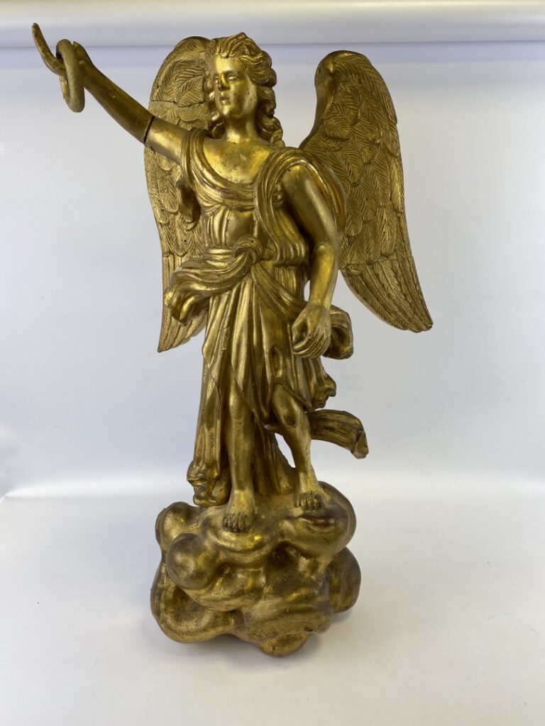 Importante paire d'anges en bois doré représentés debout ailes déployées sur un…