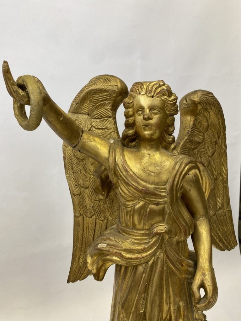 Importante paire d'anges en bois doré représentés debout ailes déployées sur un…