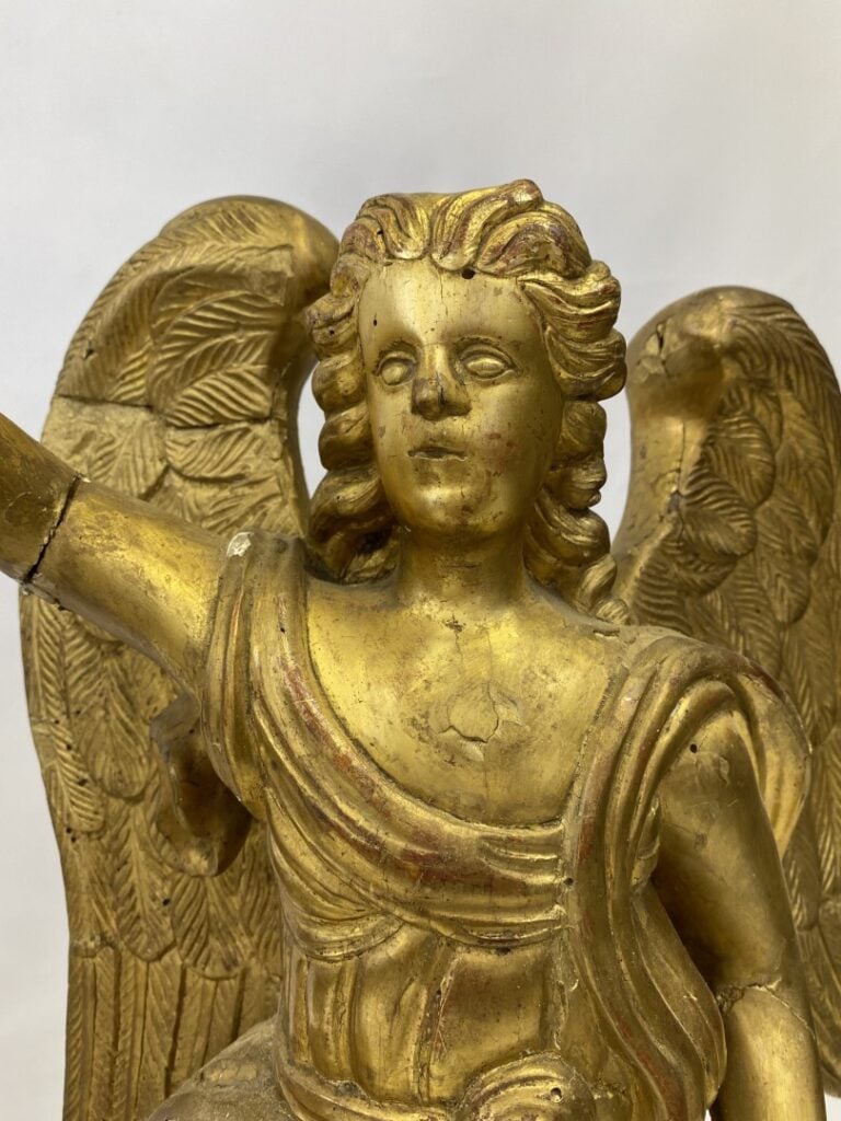 Importante paire d'anges en bois doré représentés debout ailes déployées sur un…