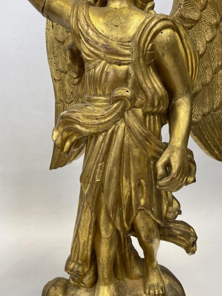Importante paire d'anges en bois doré représentés debout ailes déployées sur un…