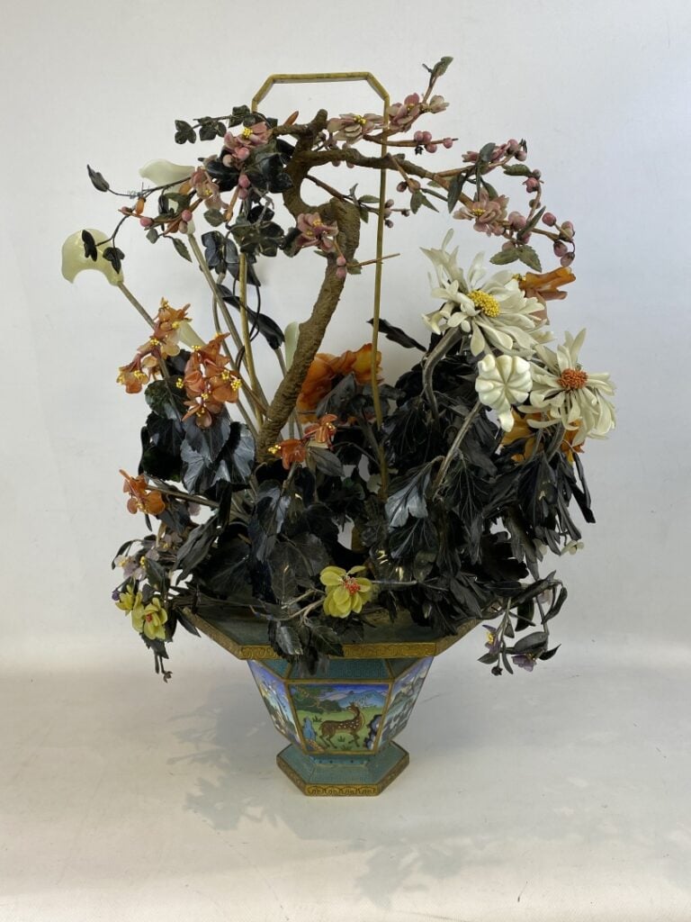 Importante paire de bouquets en pierres dures et jardinières en émaux cloisonné…