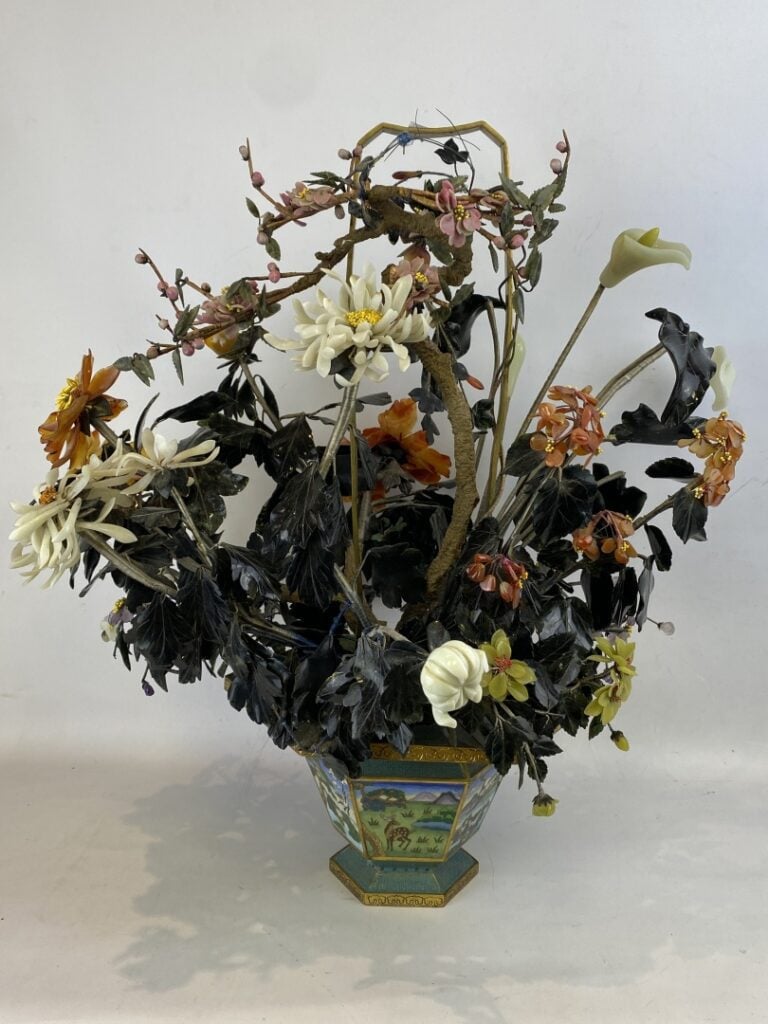 Importante paire de bouquets en pierres dures et jardinières en émaux cloisonné…