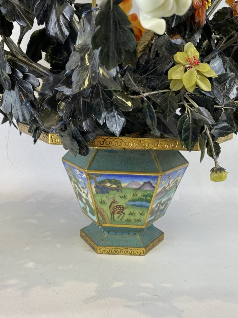Importante paire de bouquets en pierres dures et jardinières en émaux cloisonné…
